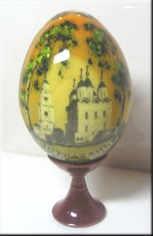 Яйцо деревянное большое темное с видом на Астраханский Кремль и подставкой